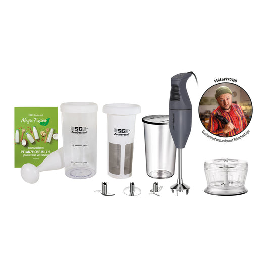 Das Unold ESGE-Zauberstab E 120 Select + Magic Fusion Anthrazit Stabmixer-Set enthält verschiedene Aufsätze, zwei Mixbehälter, einen Messbecher, ein Rezeptbuch, zwei Siebe, eine Zerkleinerungsschüssel und ist mit einem runden „Lebe Approved“-Aufkleber versehen, auf dem ein Mann den Daumen hochhält.