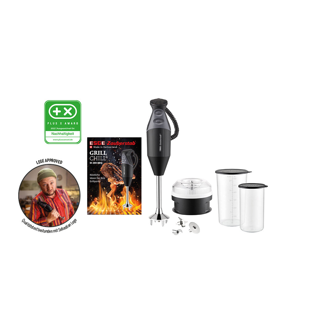 Der Unold ESGE-Zauberstab® M 200 BBQ ist ein schwarzer Stabmixer mit mehreren Aufsätzen, zwei durchsichtigen Messbechern, einem Zerkleinerer, einem Grill- und Chill-Kochbuch, einem Öko-Label und einem Qualitätssiegel für Köche.