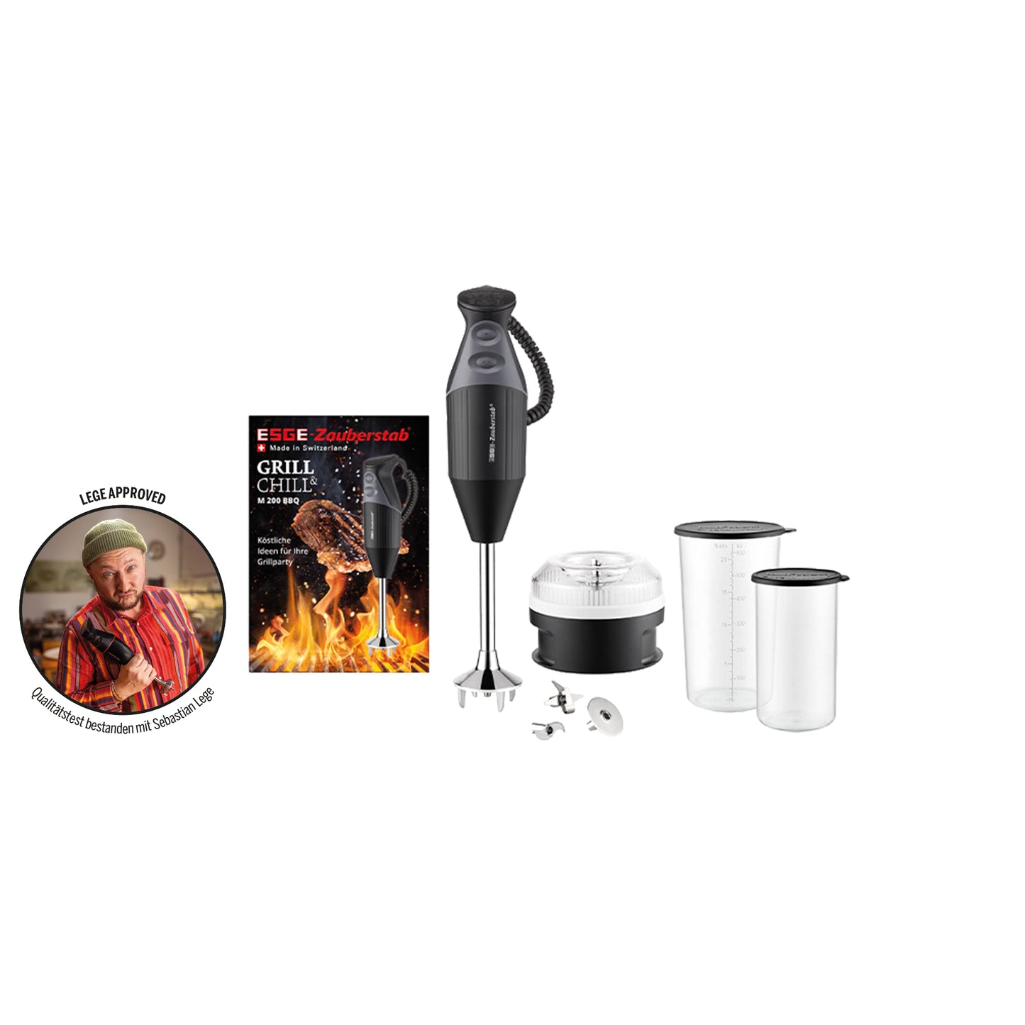 Das Unold ESGE-Zauberstab® M 200 BBQ-Stabmixer-Set enthält verschiedene Aufsätze, zwei Messbecher, ein Rezeptbuch mit Schwerpunkt auf Grillgerichten sowie ein rundes Abzeichen, auf dem ein bärtiger Mann mit Kochmütze zu sehen ist, der den Daumen hochhält.