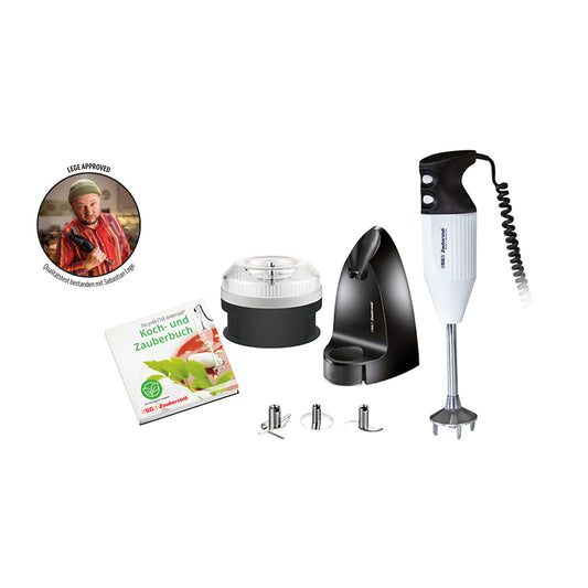 Das Stabmixer-Set „ESGE-Zauberstab® Petticoat Edition“ von ESGE-Zauberstab ist vor einem weißen Hintergrund abgebildet und umfasst Aufsätze, eine Zerkleinerungsschüssel, einen Ständer, ein Rezeptbuch sowie ein Foto eines Kochs mit dem „Lese Approved“-Siegel.