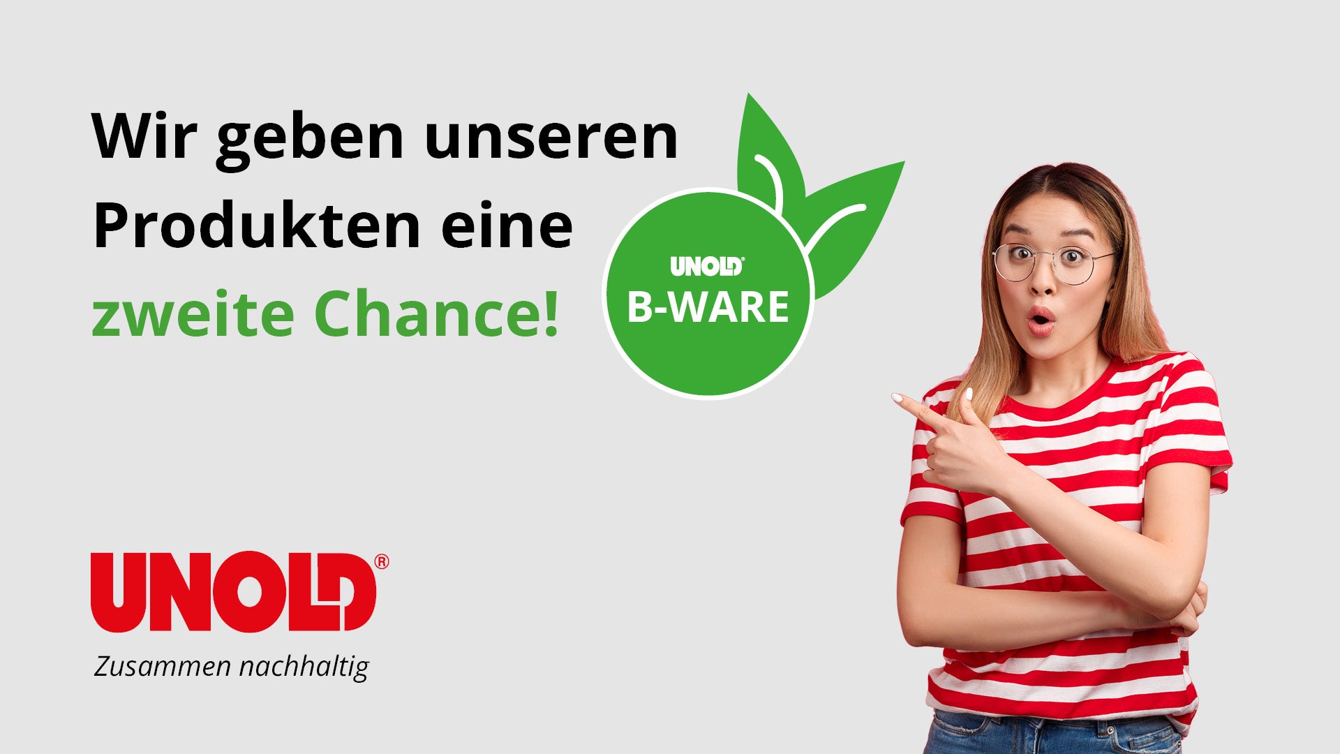 Eine überraschte junge Frau in einem rot gestreiften Hemd zeigt auf ein grünes B-WARE-Abzeichen mit einem Blatt, daneben steht der deutsche Text Wir geben unseren Produkten eine zweite Chance! und das UNOLD-Logo.