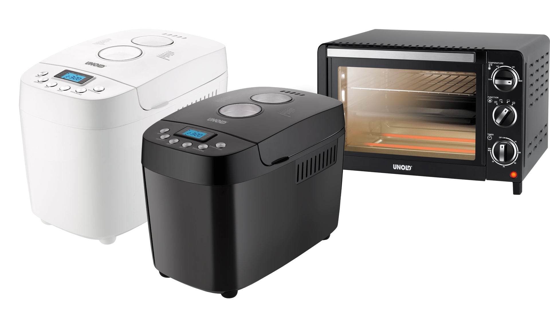 Zwei Brotbackautomaten, einer weiß und einer schwarz, stehen neben einem schwarzen Tischbackofen mit Glastür und drei Bedienknöpfen auf der rechten Seite.