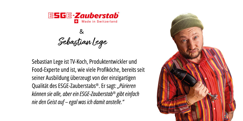 TV-Koch Sebastian Lege hält einen ESGE-Zauberstab® M 100 Design Weiß von Unold in der Hand und blickt fragend auf das Gerät. Links daneben steht ein Text mit seiner Einschätzung zur Qualität des Produkts.