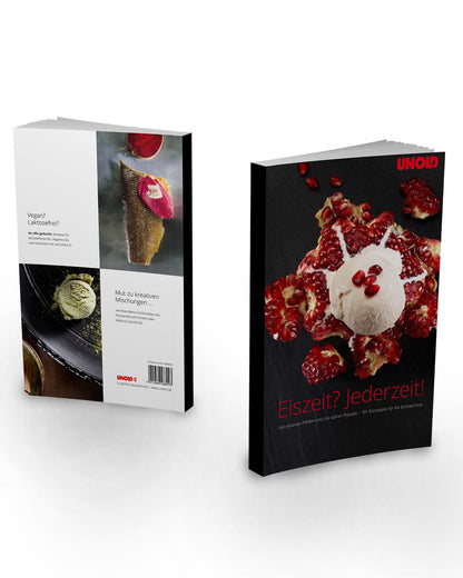 Abgebildet ist die Unold Eismaschine One inklusive Eisbuch 1,2 L mit dazugehörigem Kochbuch: Auf der Vorderseite ist unter dem Titel „Eiszeit? Jederzeit!“ ein Dessert mit Eis und Granatapfelkernen abgebildet, auf der Rückseite sind Eiswaffeln und Zutatenbilder zu sehen.