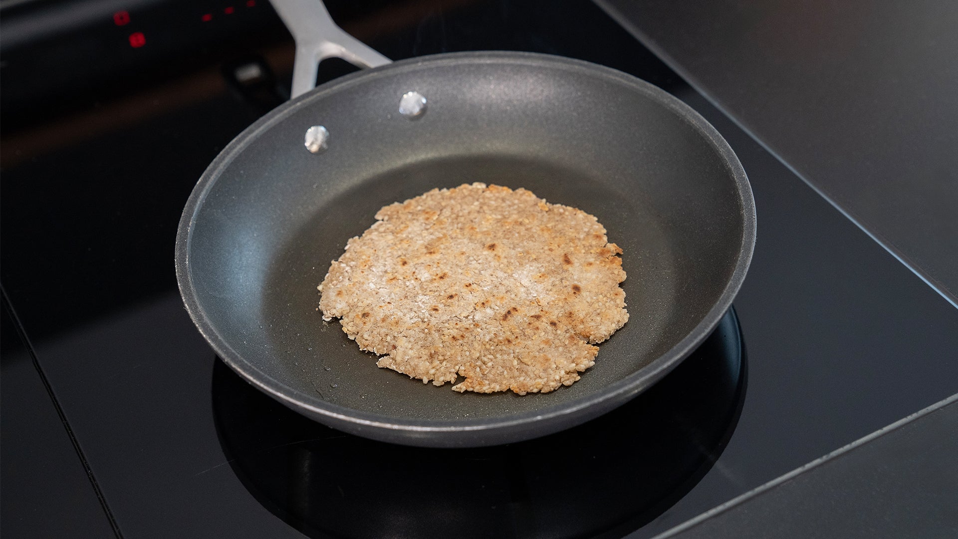 Vollkorn-Pfannkuchen am backen in einer Pfanne auf dem Herd