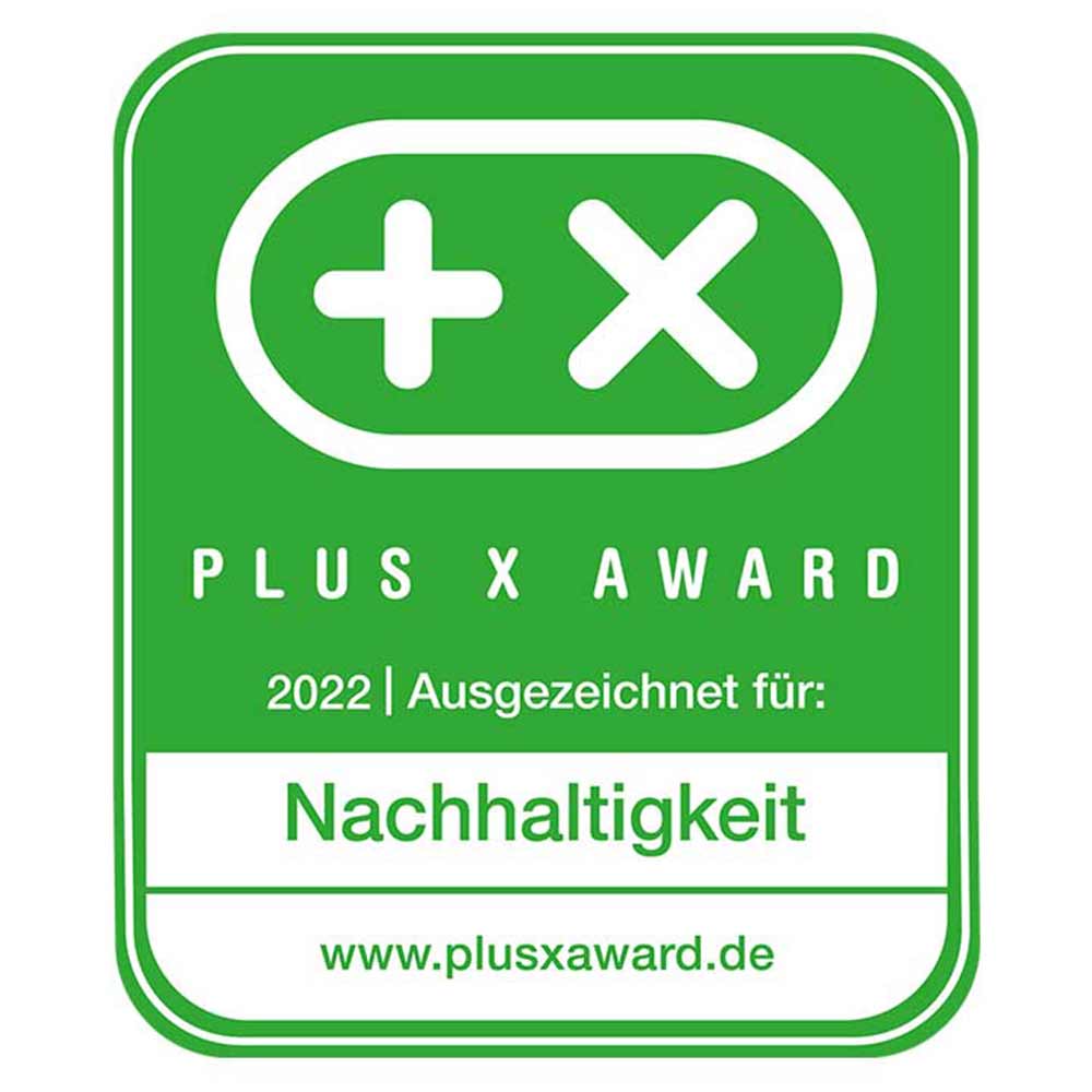 Grünes Plus X Award-Abzeichen mit weißen Plus- und X-Symbolen. Der Text lautet: PLUS X AWARD 2022 | Ausgezeichnet für: Nachhaltigkeit und www.plusxaward.de. Zeigt Anerkennung für Nachhaltigkeit an.