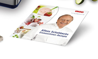 Das Rezeptheft zur Unold Eismaschine Schuhbeck Exklusiv 1,5 L zeigt Koch Alfons Schuhbeck im weißen Kittel und auf dem Cover Bilder von Eis, Erdbeeren und einem Smoothie.