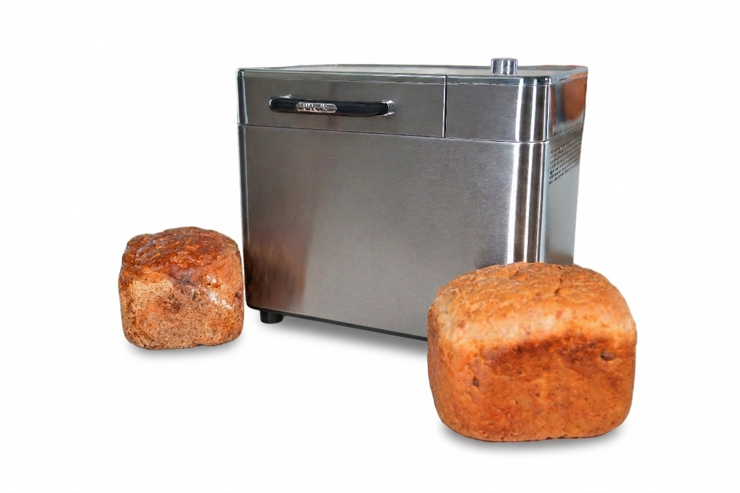 Der Unold Brotbackautomat BackProfi Nussspender inkl.. Rezeptheft sitzt auf einer weißen Fläche, flankiert von zwei rechteckigen Brotlaiben.
