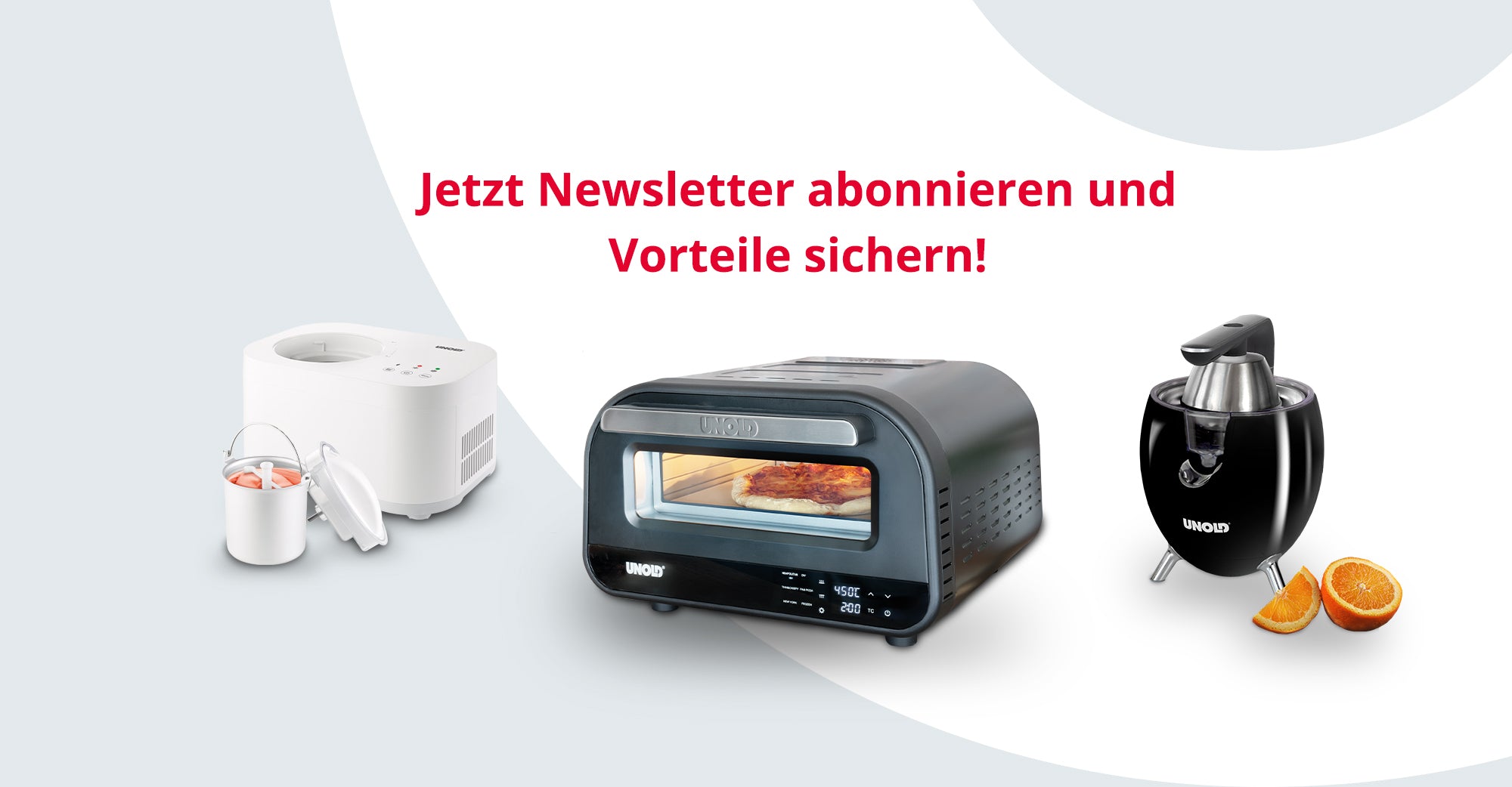 Drei Küchengeräte (eine Eismaschine, ein Toaster mit Pizza darin und eine Zitruspresse mit Orangenscheiben) werden auf einem hellen Hintergrund mit dem deutschen Text „Jetzt Newsletter abonnieren und Vorteile sichern!“ angezeigt.