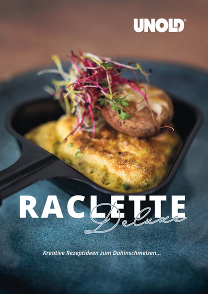 Ein kleines Raclette-Pfännchen mit geschmolzenem Käse, Kräutern, Pilzen und Sprossen steht auf einem blauen Teller. Der Text lautet „Unold Raclette Finesse Basic inklusive Raclette Buch“ mit deutschem Untertitel.