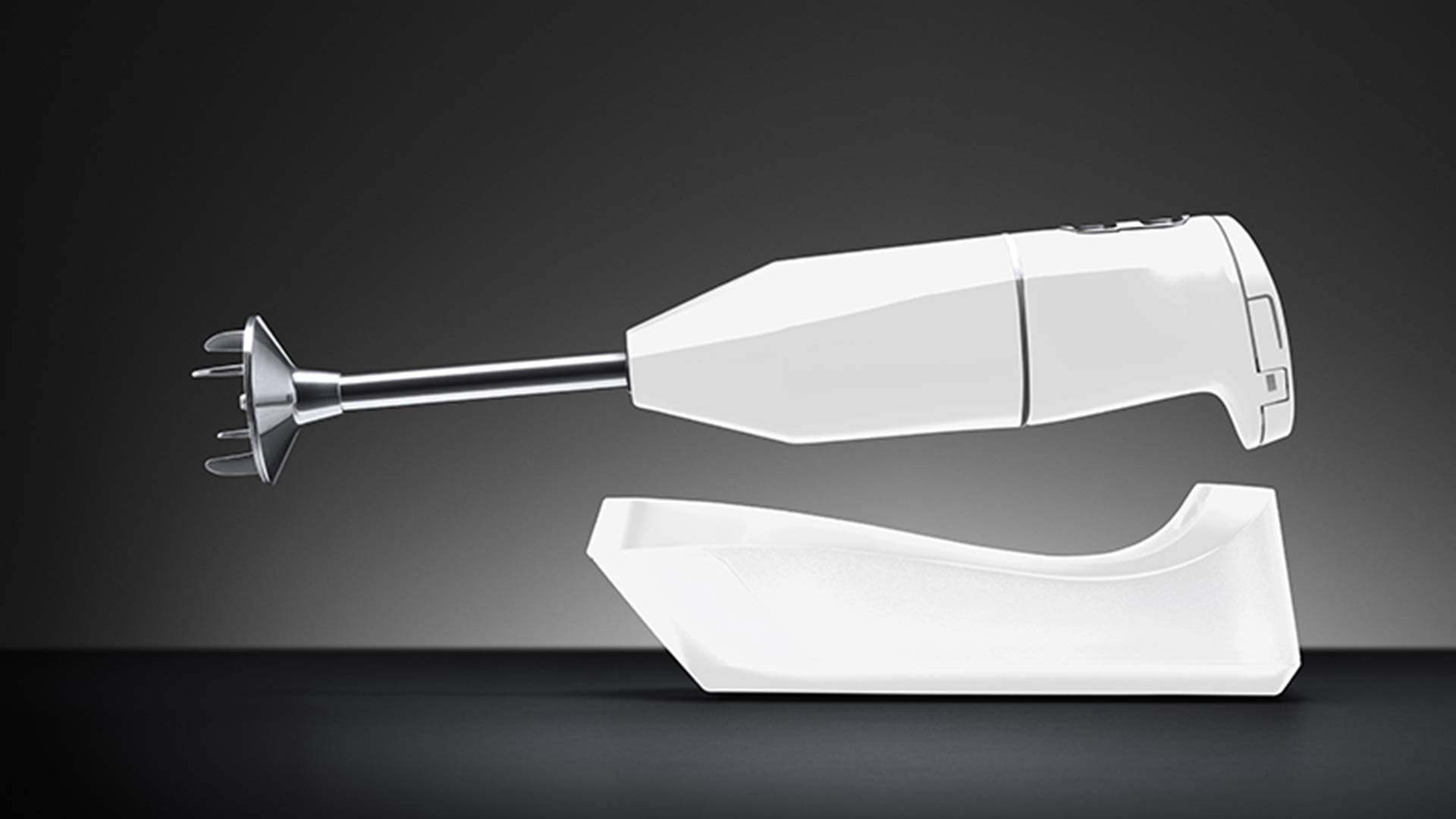 Ein weißer Stabmixer steht auf einem passenden weißen Ständer vor einem schlichten, dunklen Hintergrund. Der Mixer ist horizontal positioniert und unterstreicht sein schlankes, modernes Design.