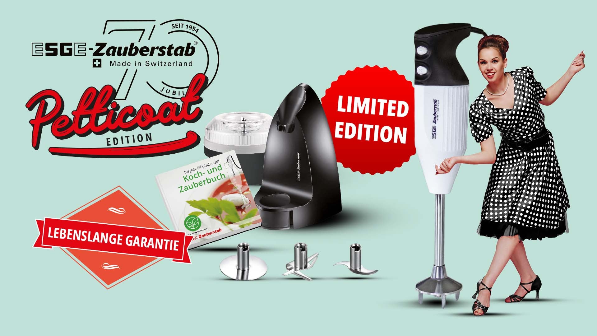 Eine Frau im Retro-Stil in einem gepunkteten Kleid steht neben einem weißen ESGE-Zauberstab-Stabmixer-Set mit der Aufschrift „Petticoat Edition“. Das Set enthält Zubehör, ein Rezeptbuch sowie ein Abzeichen mit der Aufschrift „Limitierte Edition und lebenslanger Garantie“.