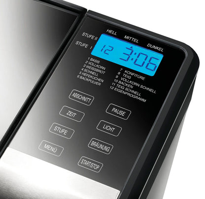 Nahaufnahme des digitalen Bedienfelds des Unold Backmeister® Top Edition mit einem blau beleuchteten Bildschirm, der 3:06 anzeigt, und deutsch beschrifteten Tasten für Einstellungen wie Menü, Bräunung, Zeit und Start/Stopp.