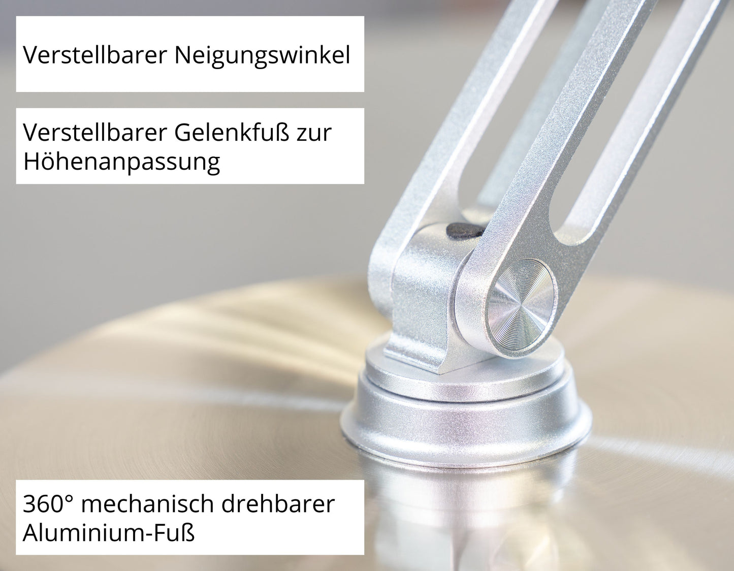 Nahaufnahme des silbernen, drehbaren Aluminiumfußes mit Gelenk des Akku-Tischventilators Steel Flex von Unold AG; Textfelder erklären verstellbaren Neigungswinkel, höhenverstellbares Gelenk und 360° Rotation.