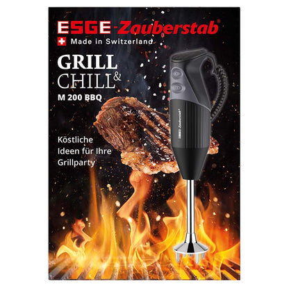 Ein Unold ESGE-Zauberstab® M 200 BBQ Stabmixer wird vor einem flammend gegrillten Steak gezeigt. Der Text hebt hervor: Hergestellt in der Schweiz. Köstliche Ideen für Ihre Grillparty – perfekt für Ihr nächstes BBQ!.