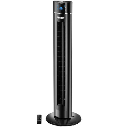 Ein hoher, schwarzer Unold TURMVENTILATOR SKYLINE Turmventilator mit Digitalanzeige oben, vertikalen Lüftungslamellen in der Mitte und rundem Standfuß. Eine kleine schwarze Fernbedienung liegt daneben auf dem Boden.