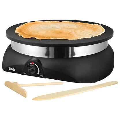 Der Unold Crêpesmaker Profi ist ein schwarzer elektrischer Crêpe-Maker mit einer goldbraunen Crêpe-Backfunktion auf der Oberseite, einem Temperaturregler und einem hölzernen Teigverteiler und Spatel auf der Vorderseite.