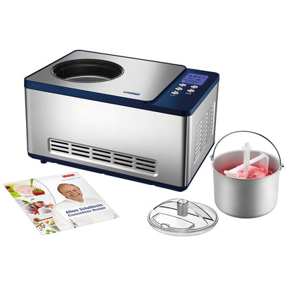 Die Unold Eismaschine Schuhbeck Exklusiv 1,5 L ist eine silber-blaue Eismaschine mit Digitalanzeige, abgebildet mit einer Metall-Rührschüssel mit rosa Eis, transparentem Deckel und einer Bedienungsanleitung samt Rezeptheft.