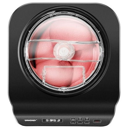 Draufsicht auf die Unold Eismaschine Uno 1,2 L in Schwarz mit transparentem Deckel, die rosa Eiscreme produziert. Das Display und die Bedientasten sind auf der Vorderseite sichtbar.