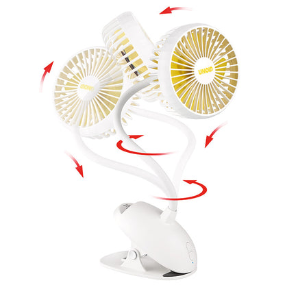Der Unold TISCHVENTILATOR BREEZY CLIP ist ein weißer Doppelkopf-Clip-Ventilator mit flexiblen Armen, die in mehreren einstellbaren Positionen dargestellt sind. Rote Pfeile markieren den Bewegungsbereich jedes Kopfes und der Basis. Gelbe Akzente und das Unold-Logo sind auf der Vorderseite sichtbar.