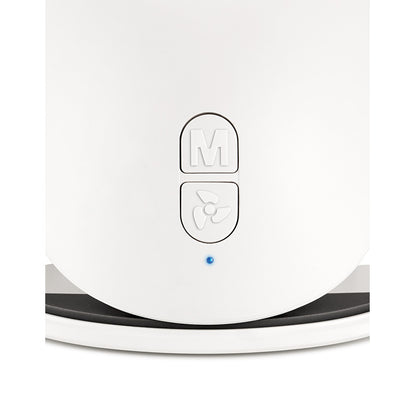 Nahaufnahme des Unold TISCHVENTILATOR BREEZY CLIP, einem weißen Gerät mit glattem, abgerundetem Design und zwei Tasten – eine mit der Aufschrift „M“, eine mit einem Ventilatorsymbol – und einer kleinen blauen Kontrollleuchte darunter.