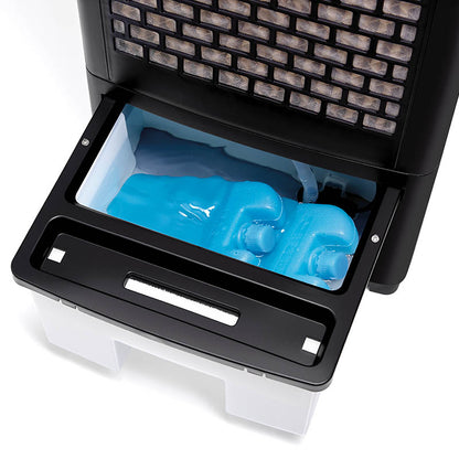 Eine Nahaufnahme der teilweise herausgezogenen Schublade des Wassertanks des Unold AIR COOLER FRESH zeigt zwei blaue Eisbeutel im Tank unter dem Frontgitter des Geräts.