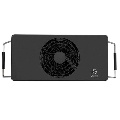 Die Abzugshaube Smokeless von Unold ist ein rechteckiges schwarzes Kühlpad mit einem zentralen runden Lüfter, Metallgriffen auf beiden Seiten und einem Netzschalter mit Kontrollleuchten in der unteren rechten Ecke.