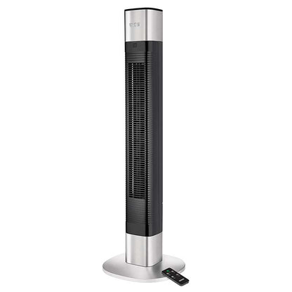 Der Unold TURMVENTILATOR EDEL ist ein hoher, moderner Turmventilator in Schwarz und Silber mit belüfteter Frontplatte, der auf einem runden Sockel steht. Die kleine Fernbedienung mit Tasten liegt in der Nähe auf dem Boden.